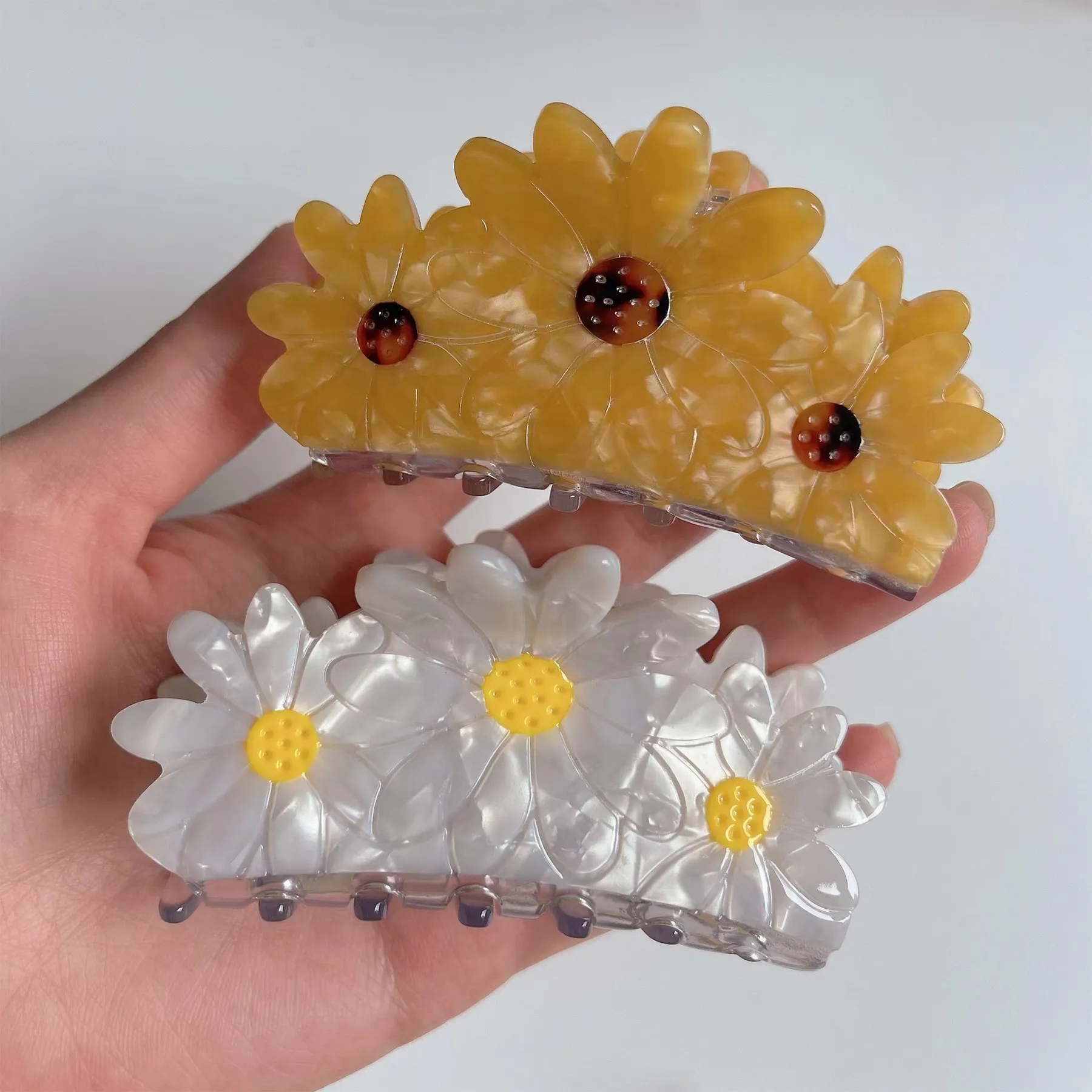 Daisy Minimalist Hair Clip 8