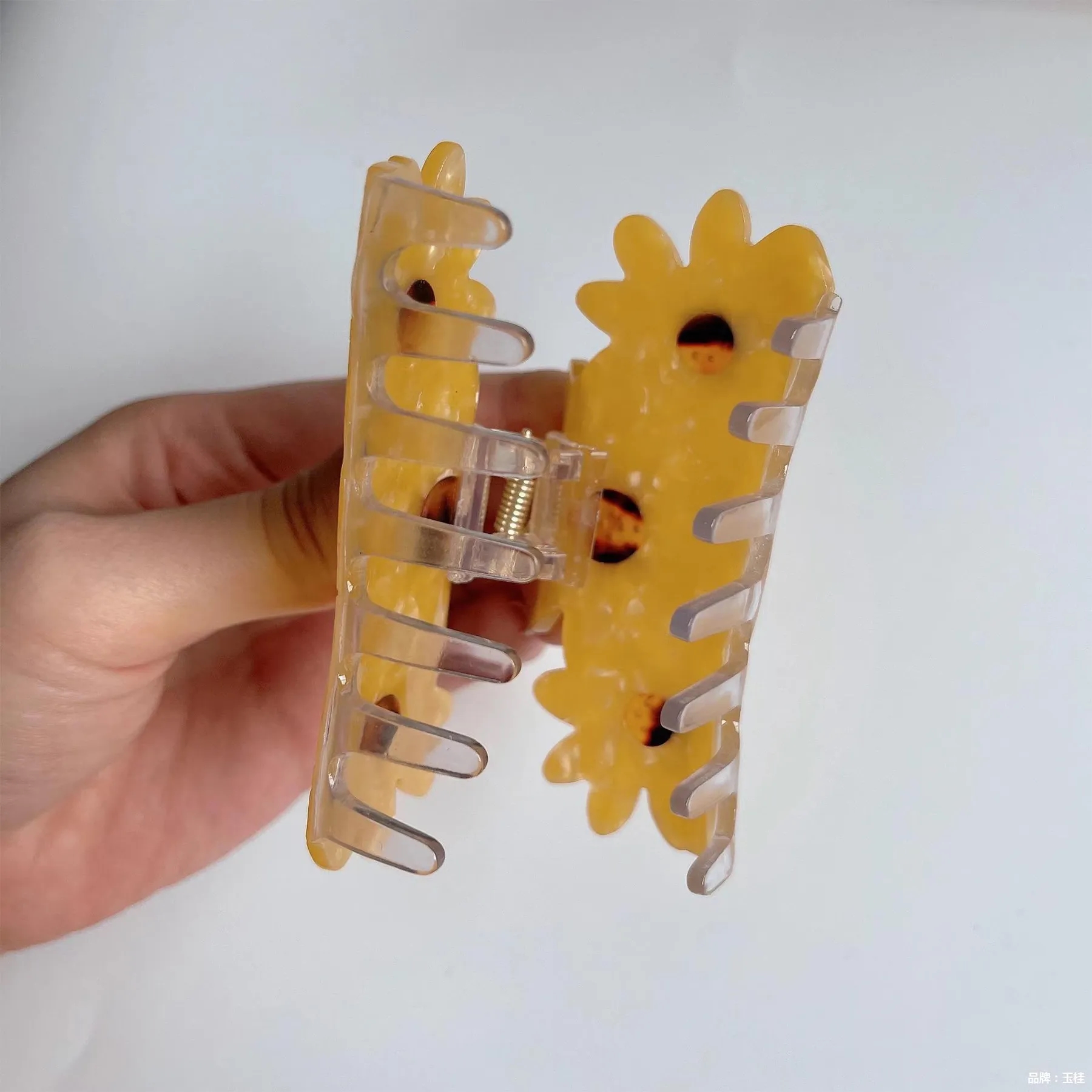 Daisy Minimalist Hair Clip 10