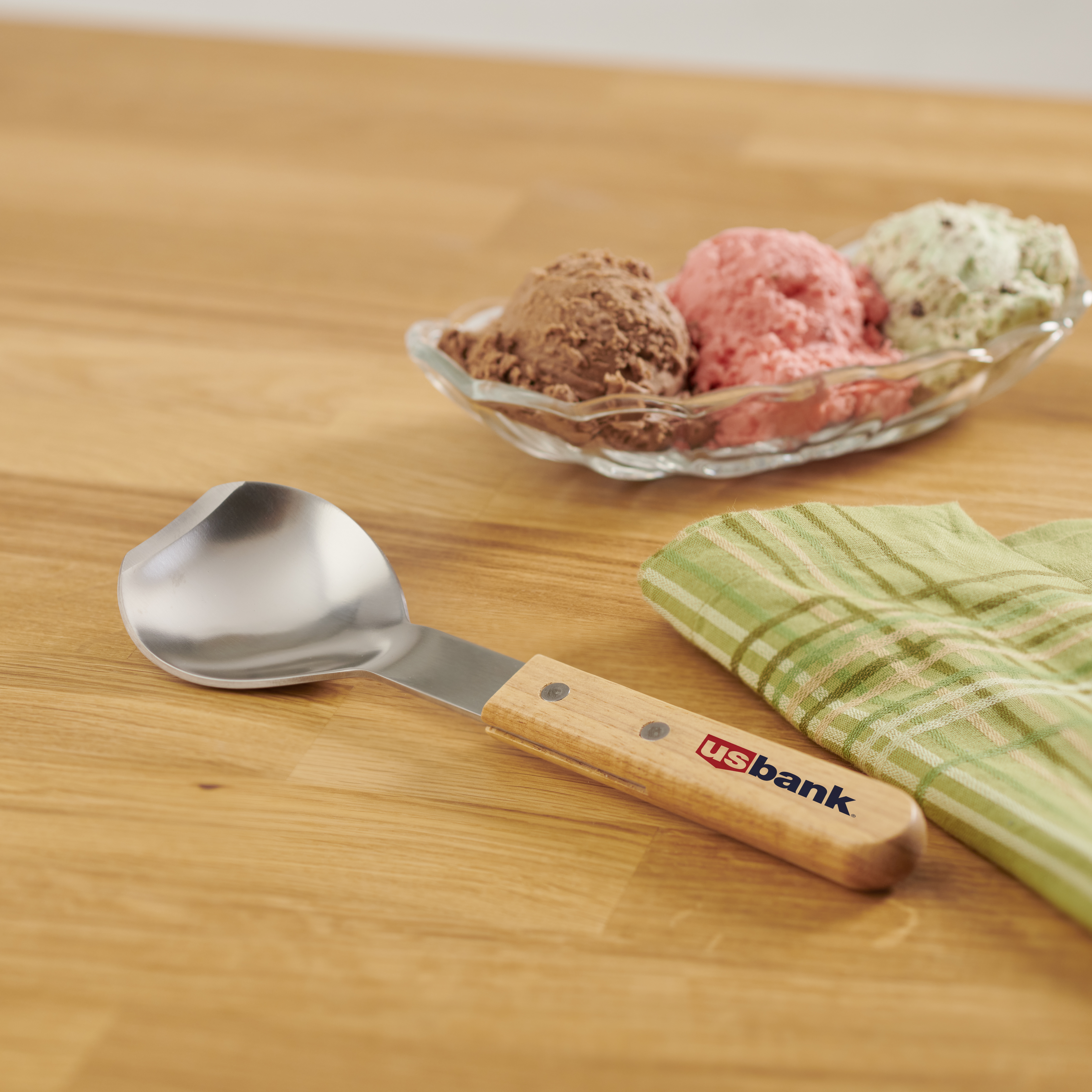 Arctic Scoop With Wood Handle 10