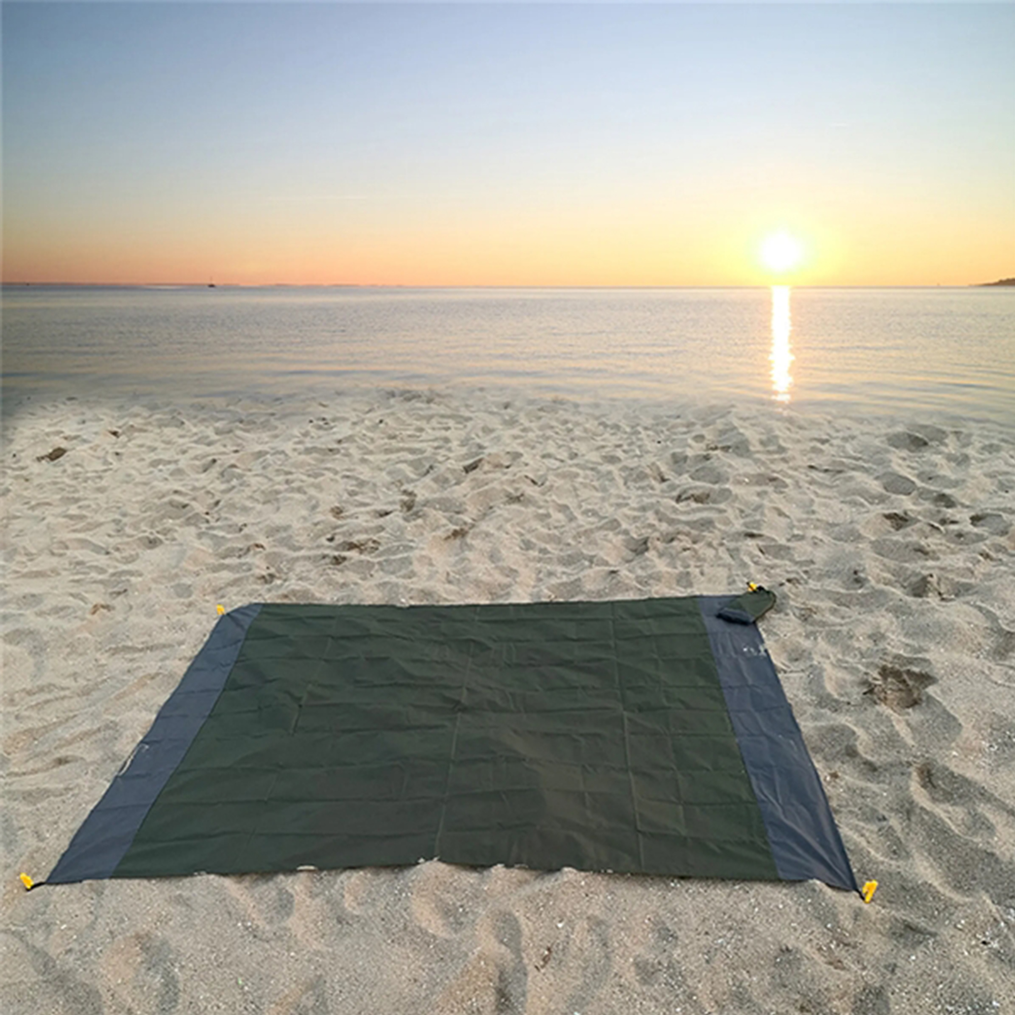 Portable Waterproof Beach Blanket 14